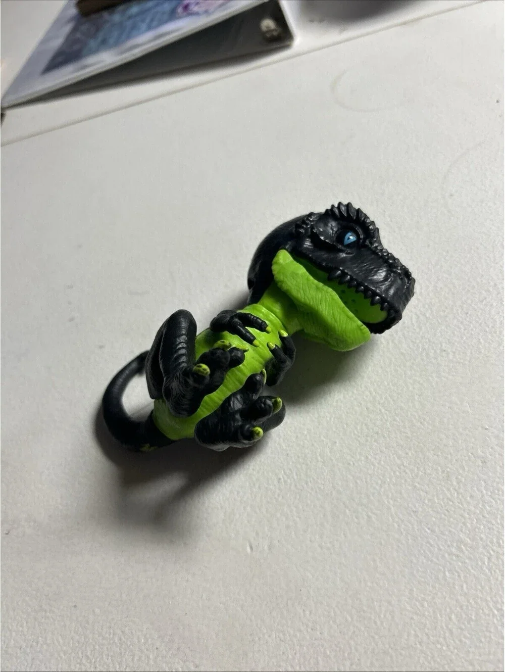 Fingerlings Untamed T-Rex ROCKY Figure Interactive Black Green Dinosaur WowWee